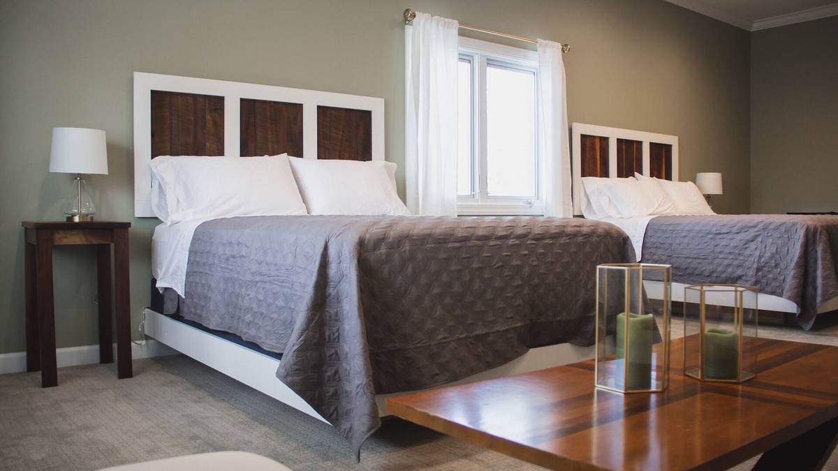 Paducah Bed & Breakfast | Huge double queen suite and bath in the luxurious Respite Bed and Breakfast!