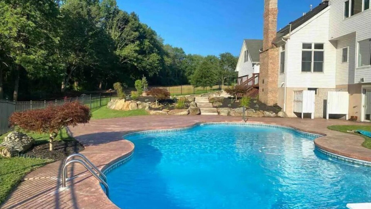 Changewater House | Huge family or group friendly home with many activities to keep everyone busy.