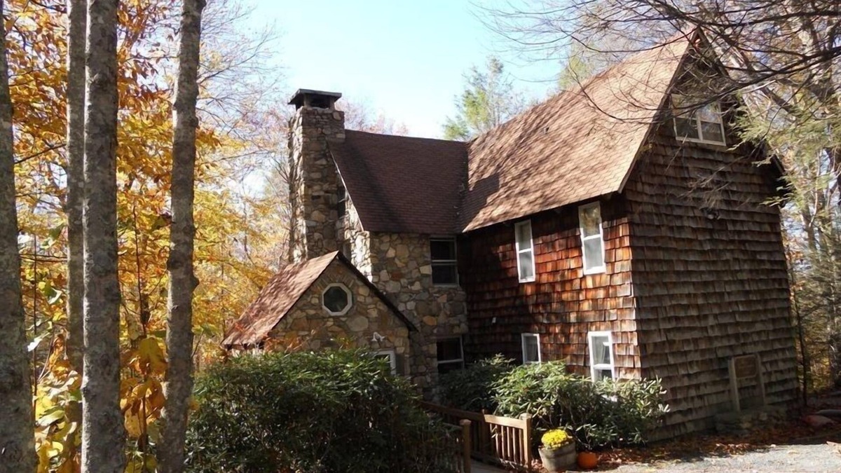 Charter Hills House | HUGE FIELDSTONE AND LOG HOME ON BEECH MOUNTAIN