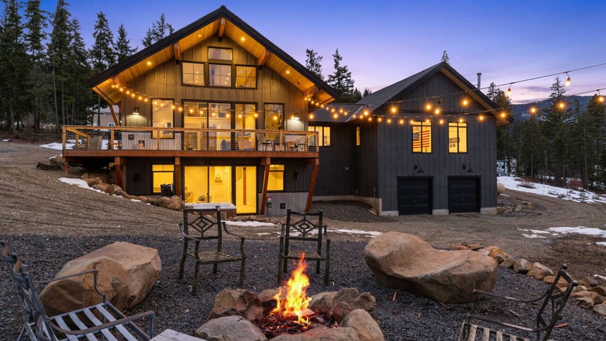 Cle Elum House | Huge game room, Hot tub, Sleeps 16+ with Bonus loft, ATV Snowmobile Trails