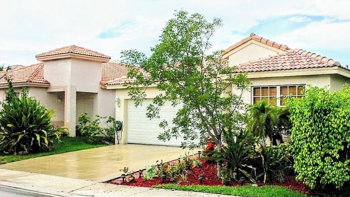 Pembroke Pines House | Huge Gated 5⭐Private Home Sleeps 21+ FREE RENTAL CAR +WATERSPORTS🌊 +WiFi +More!
