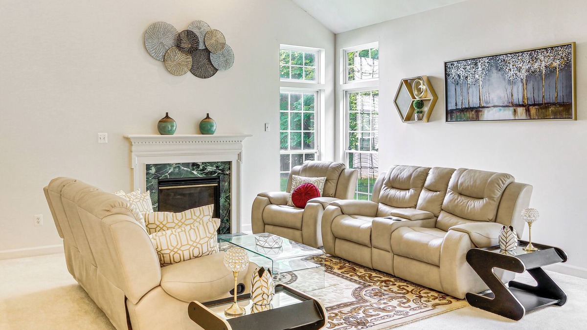 Robinwood House | Huge Hagerstown Home w/Deck ~ 4 Mi to Downtown!