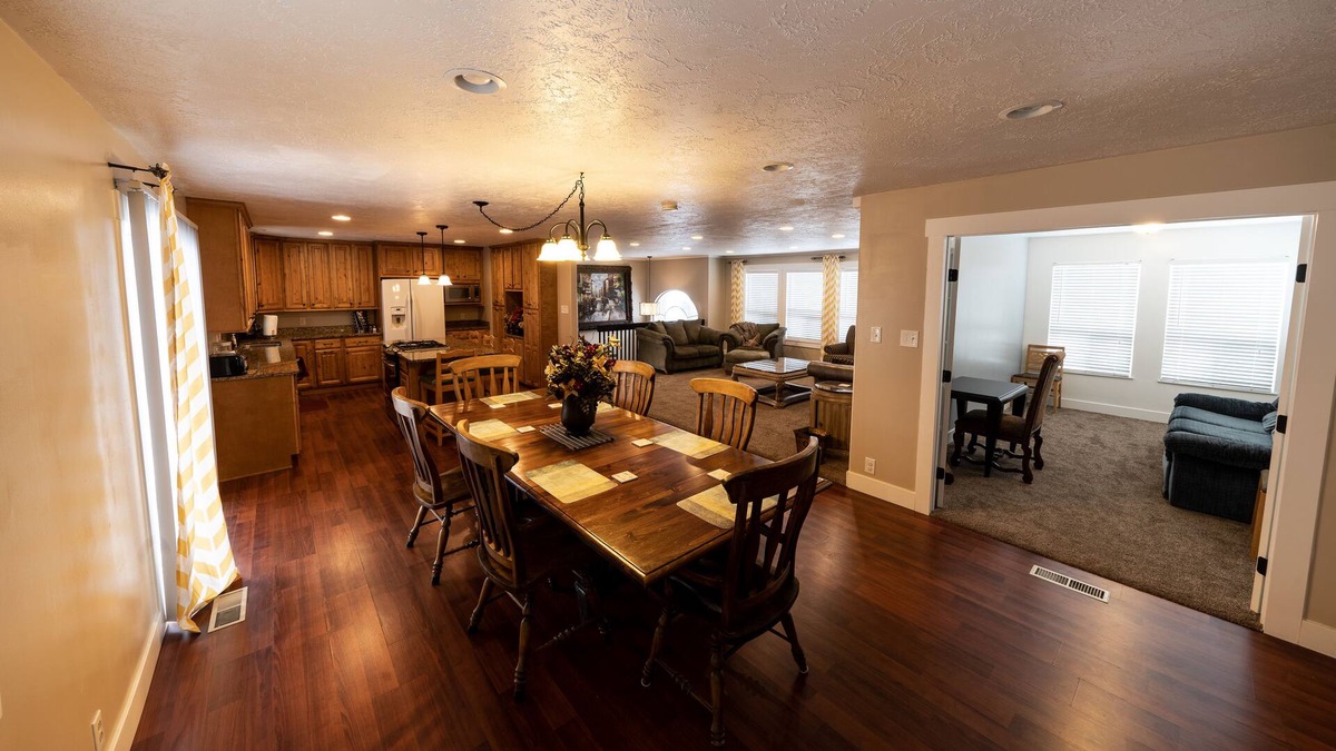 Bountiful House | Huge Home in Quiet Neighborhood 3,000+ Sq. Ft.