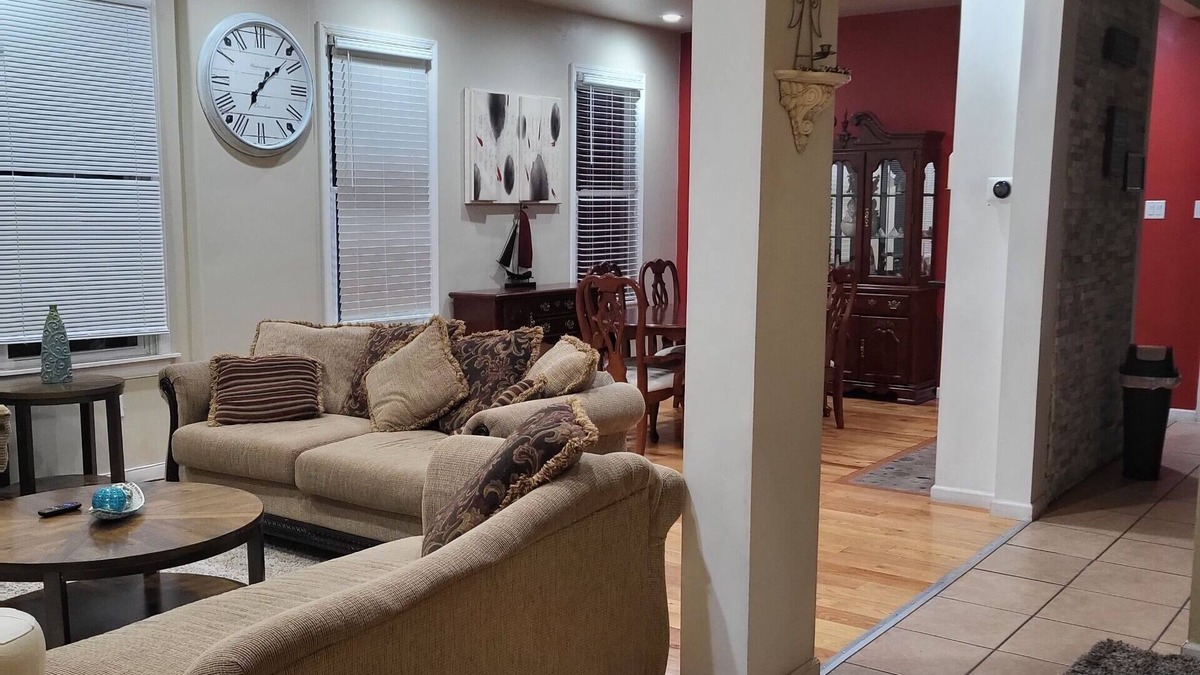 Greenfield House | Huge Home in the city of Pittsburgh