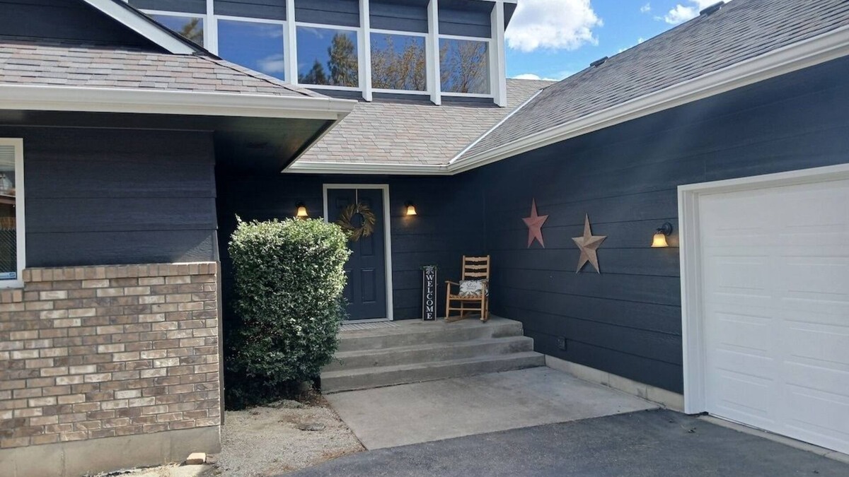Mica House | Huge Home, Pool Table, Hot Tub