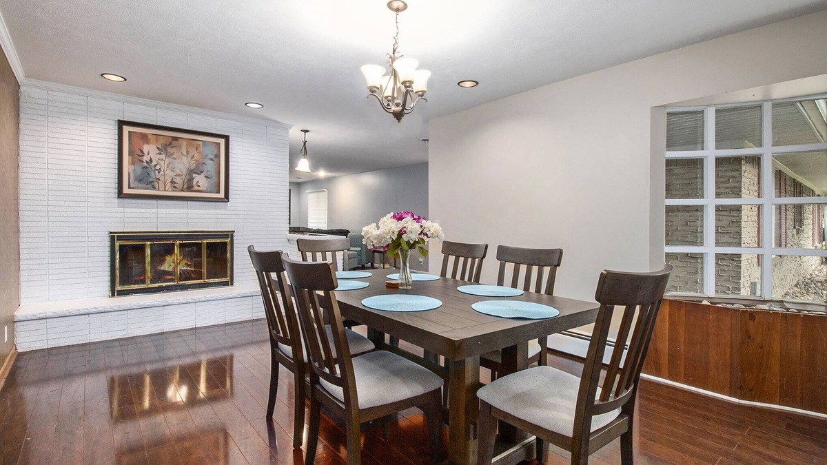 Waverly House | HUGE Home Sleeps 10 w/Garage - 5 Min to Airport/Capitol/Food 10 Min to MSU