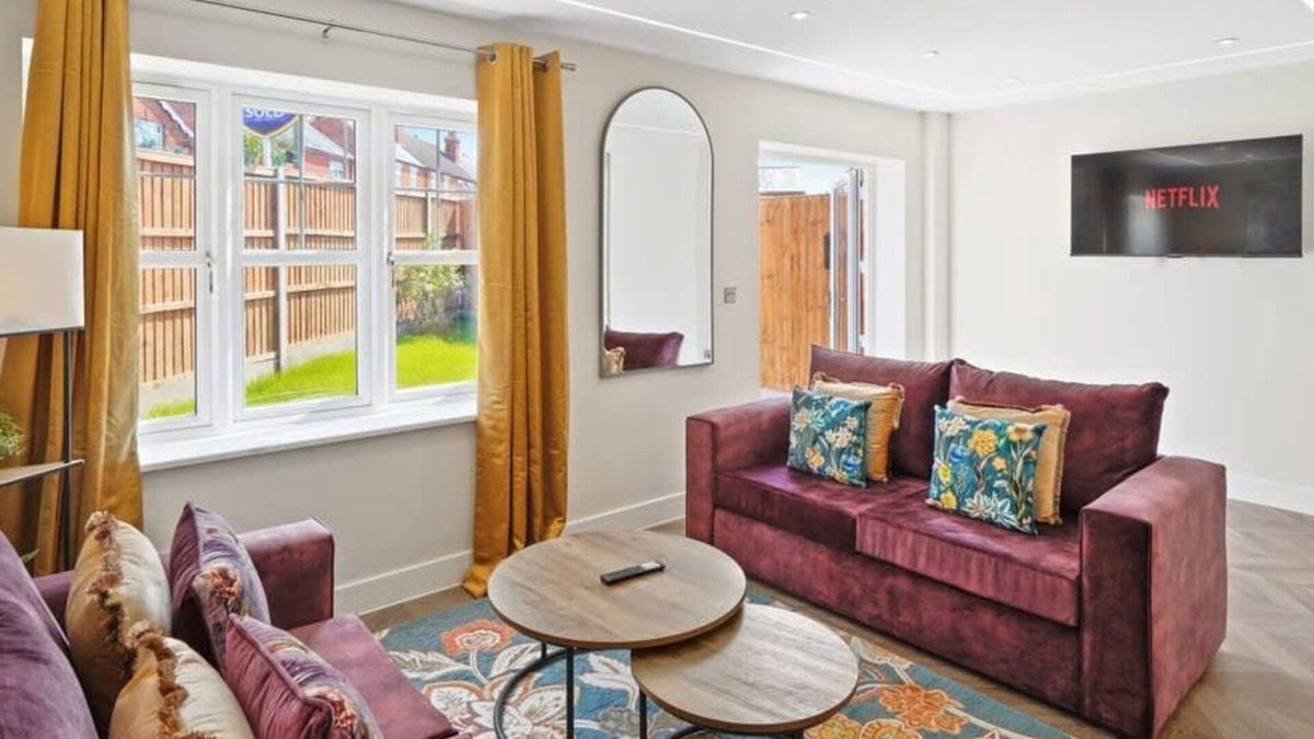 Rushmoor District House | Huge House, Contractors & Families, Free Parking