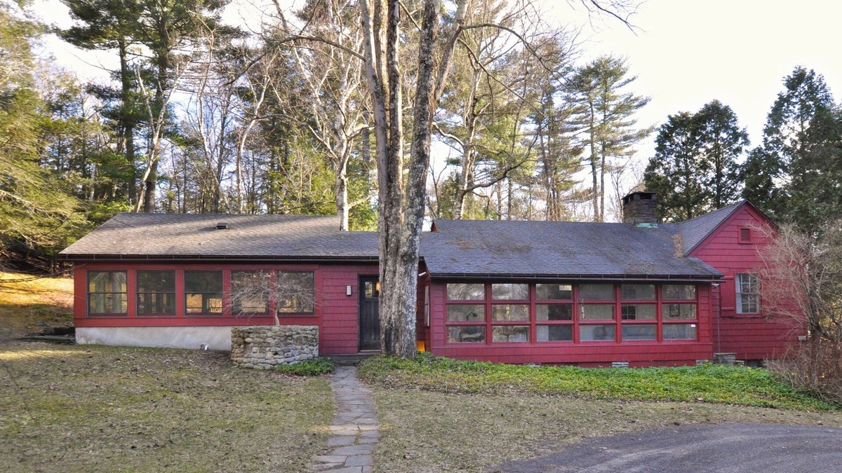 Woodstock House | HUGE KITCHEN 4 Private Acres, 7 Min to Town, WiFi, AC, Fireplace