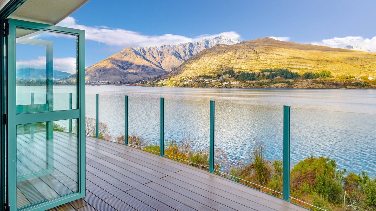 Queenstown Cottage | Huge Lakefront Delight - Queenstown Holiday Home