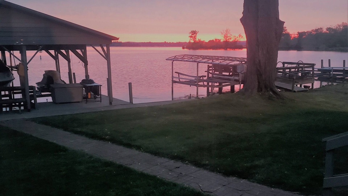 Fairfield Beach House | Huge Lakehouse With Spectacular Waterfront Views