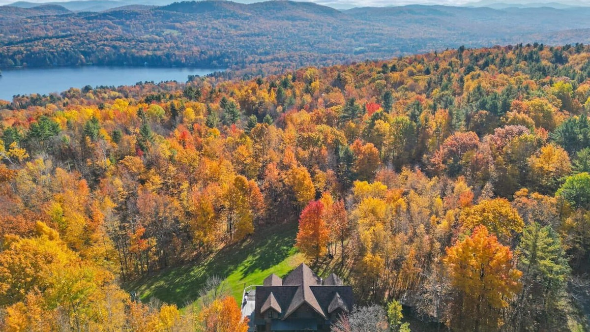 Hinesburg Cabin | Huge Log Cabin by Lake 22 PPL