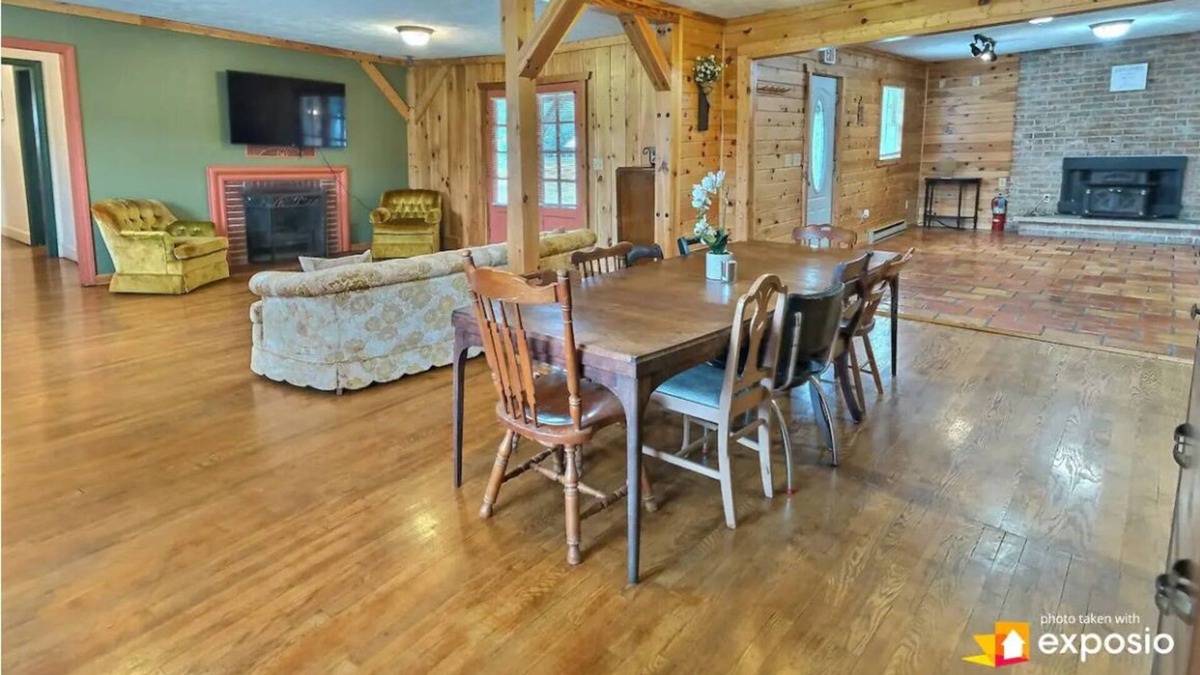 Flintstone Cabin | Huge Log Cabin Style home, 1 Acre, pet friendly, fire pit, perfect for gathering