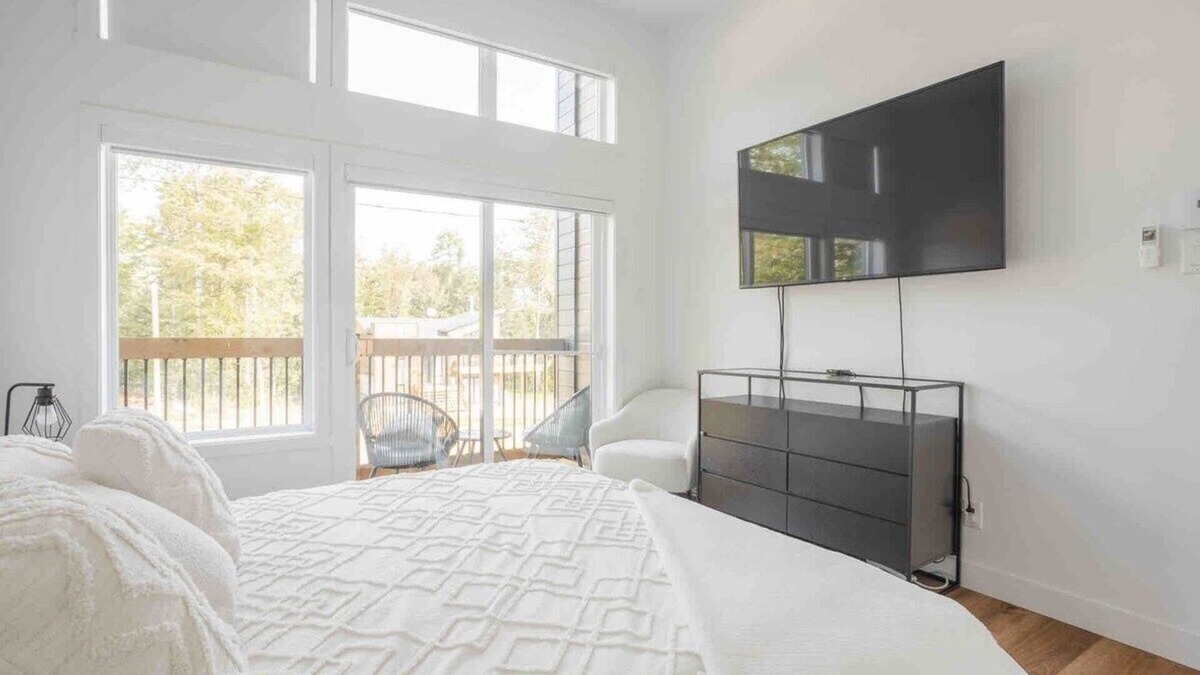 Saint-Gabriel-de-Brandon House | Huge modern chalet with spa and lake access