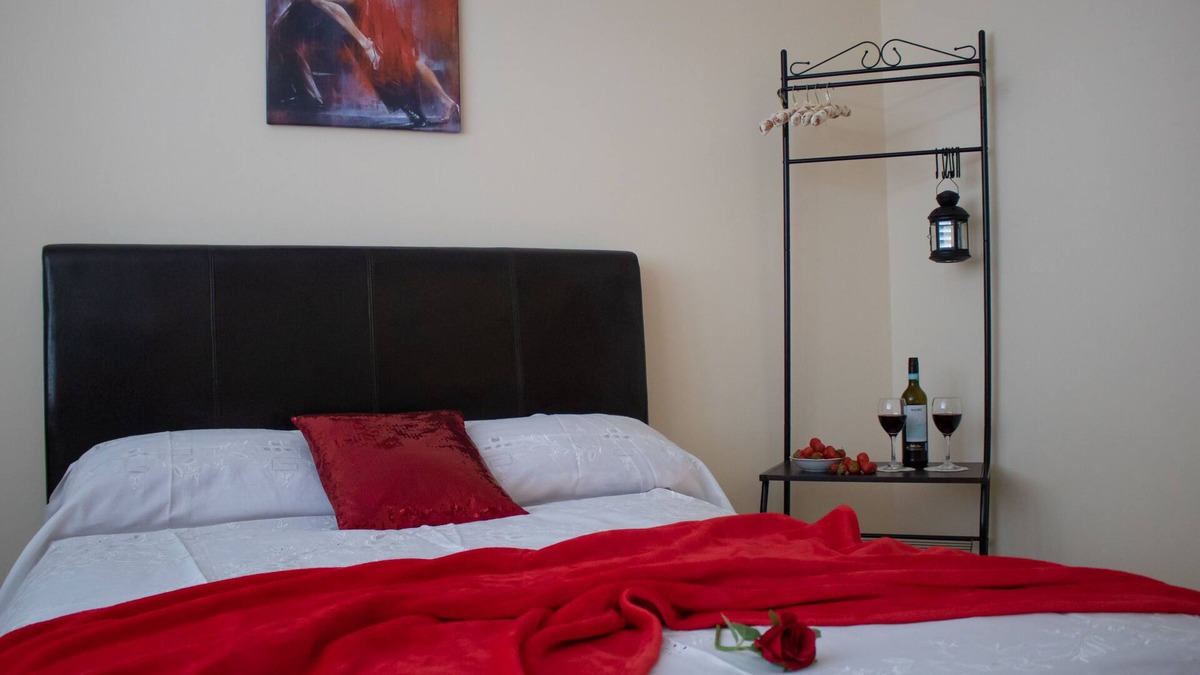 Haselbury House | HUGE North London 6 Bed Home, sleeps 13. Free Parking
