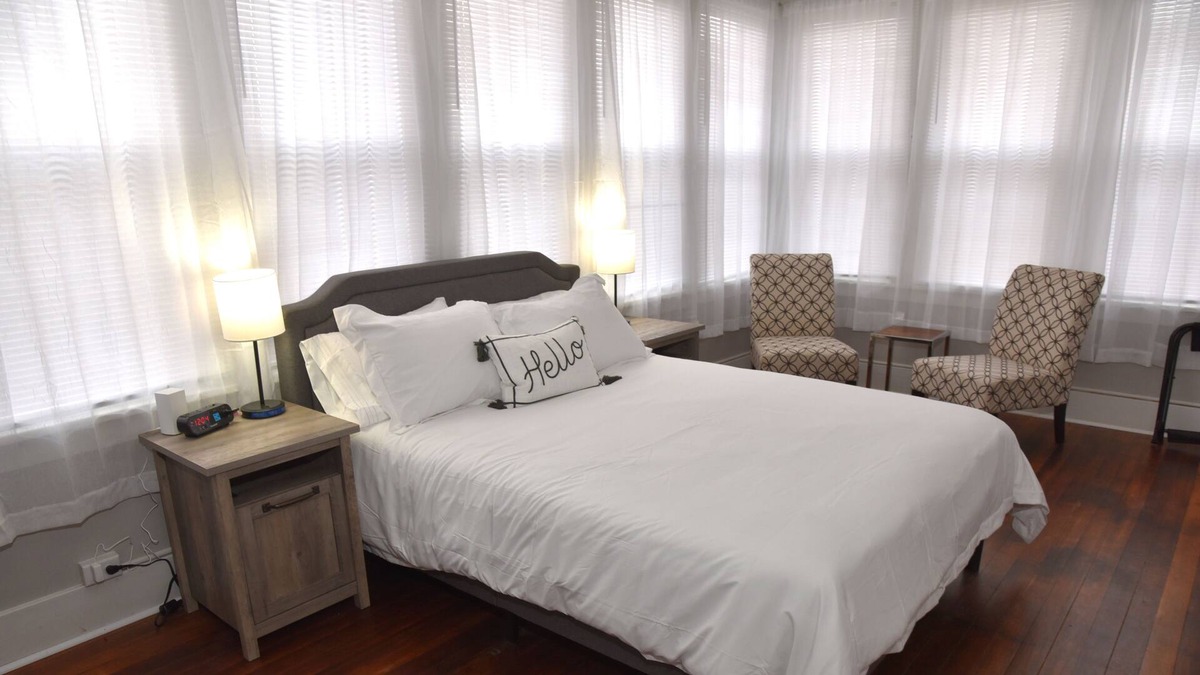 Burlington Apartment | HUGE Pet Friendly 2 Bedroom Apartment Close To Everything In Town!