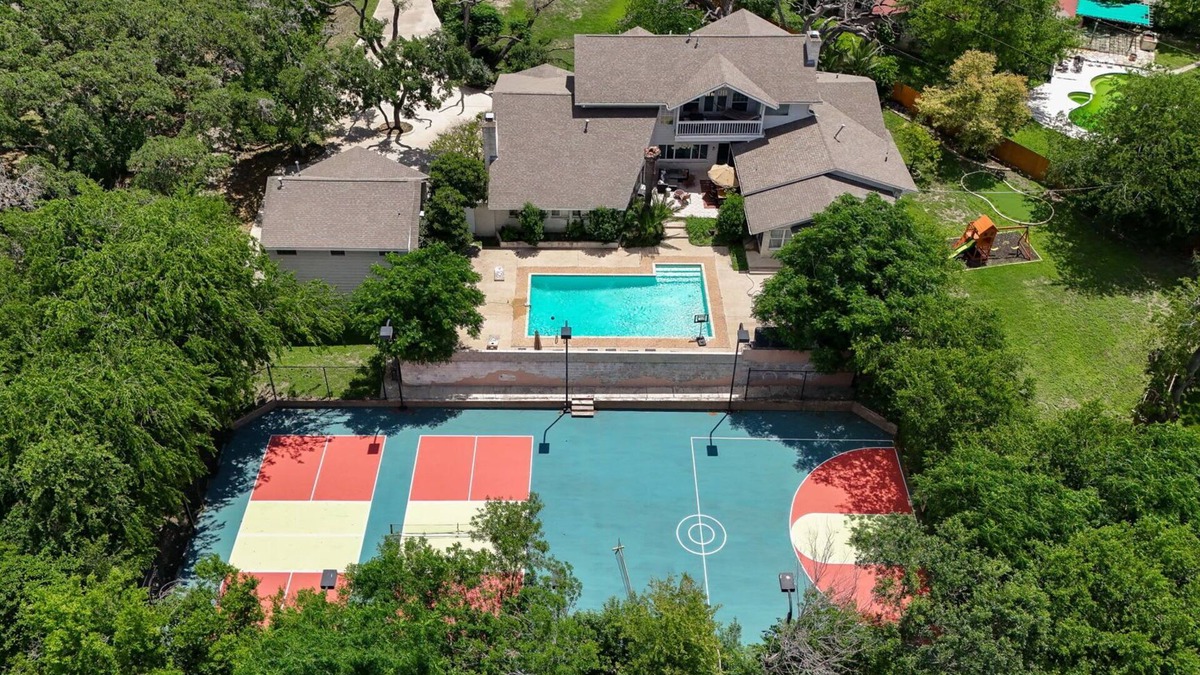 Leon Valley House | Huge Pickleball Mansion~Sleeps 26~Pool & Hot Tub