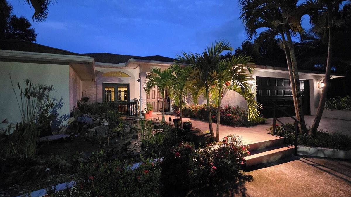 Jupiter Farms House | Huge Playroom, Jacuzzi, Fire Pit, Pool & Tiki Hut