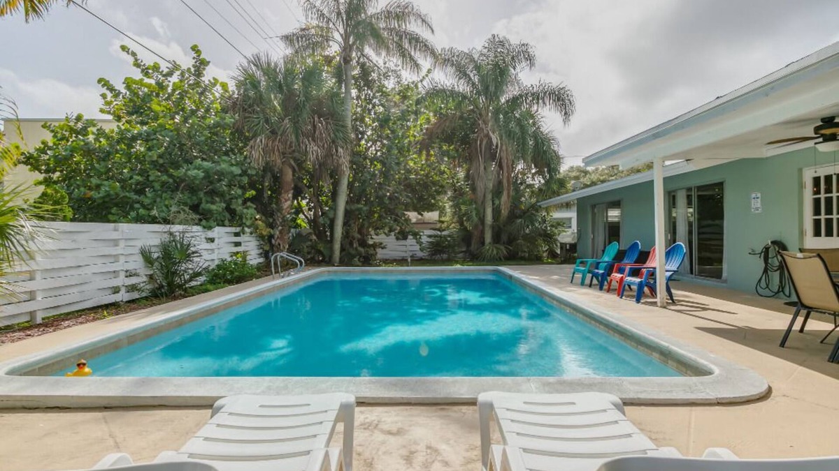 Melbourne House | HUGE POOL 5 Bedrooms/3 Bath Updated Home Sleeps 15