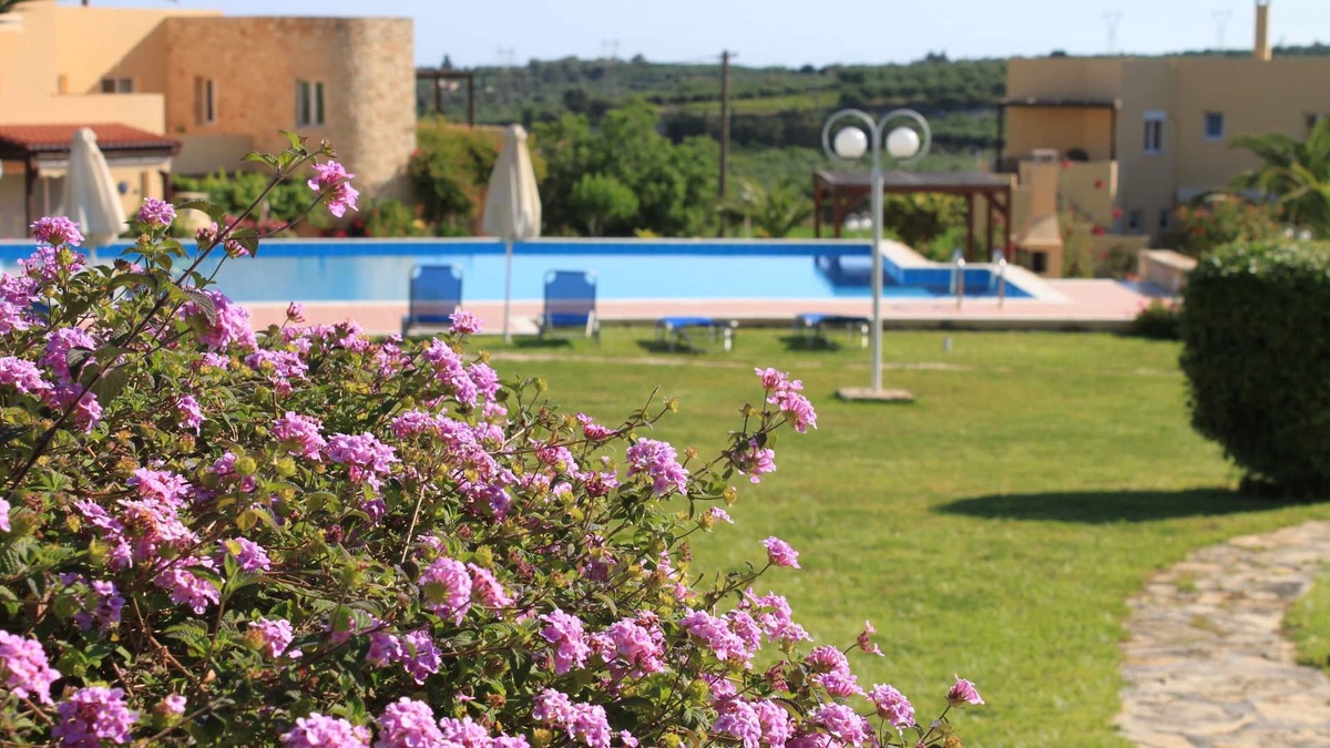 Houdetsi Apartment | HUGE POOL in LUXURIOUS residency