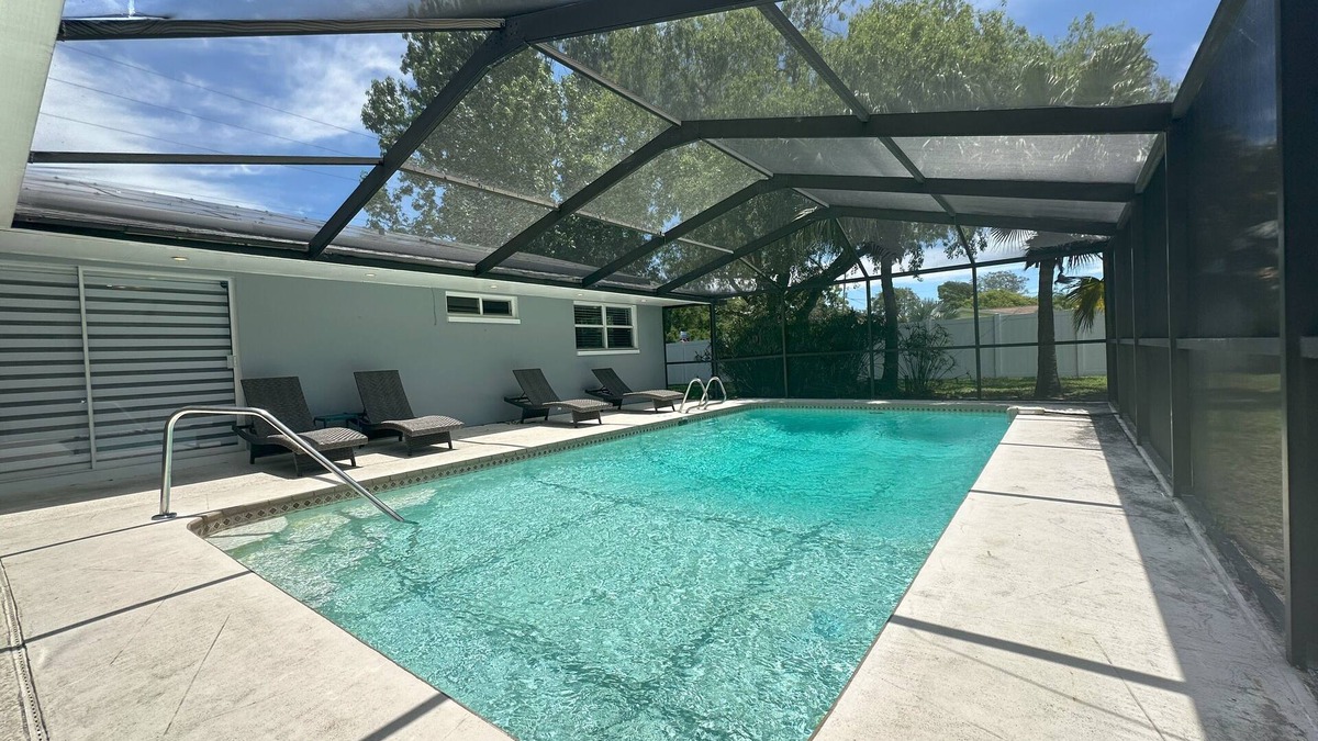 Clearwater House | HUGE POOL/LANAI-DART BOARD-NEAR BEACH/BOTANICAL GARDEN/LAKE/PARKS/SHOPPING MALL!