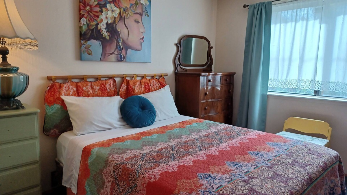 South End House | Huge private duplex. Artist's details. Easy! Fun!.