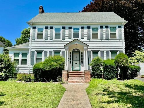 Beaver Hills Apartment | Huge Remodeled House Close to Yale with Backyard