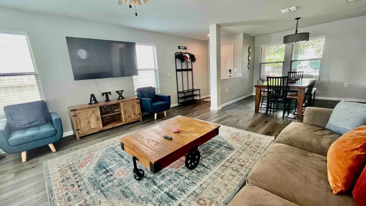 McKinney House | Huge Renovated Home + Yard Close to DT & Airportn