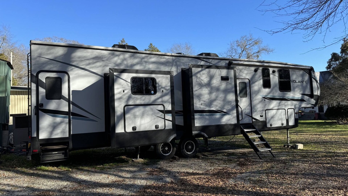 Lowndesville House | Huge RV-Lake Russel & Lake Secession Camplife - Hunting and Fishing Playground