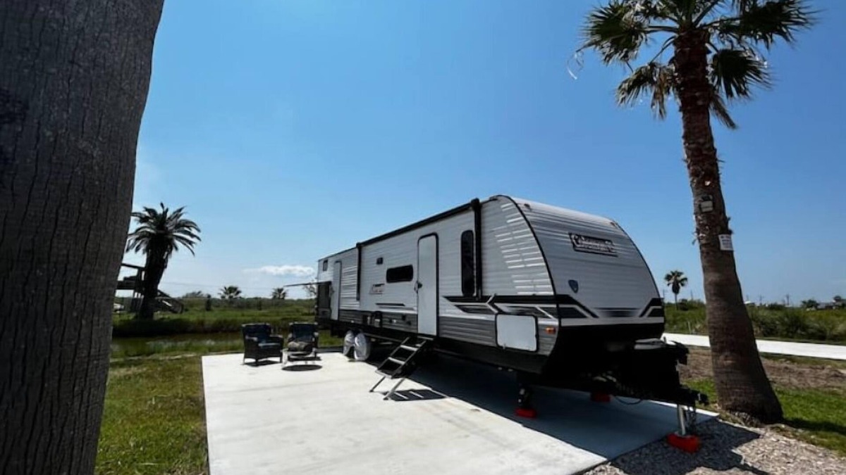 Crystal Beach RV Rental | Huge RV w/4 bed Bunkhouse close to the beach!