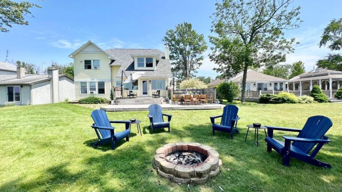 Sandy Creek House | HUGE Sandy Pond Lake House & Bunkhouse-Sleeps 18!
