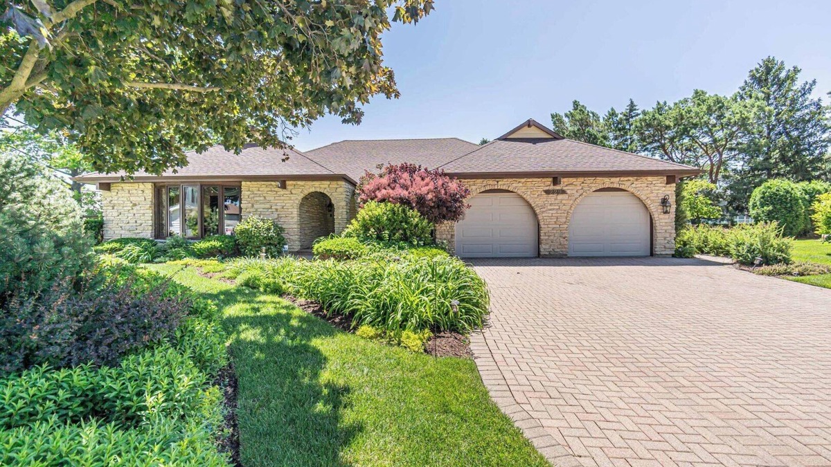 Schaumburg House | Huge Schaumburg 5 br/3.5ba w/bonus rooms/office