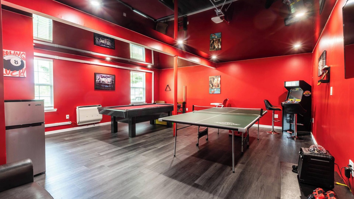 Blakeslee House | Huge screened porch/Jacuzzi/Game room/Trampoline/Fire pit/ Lake access