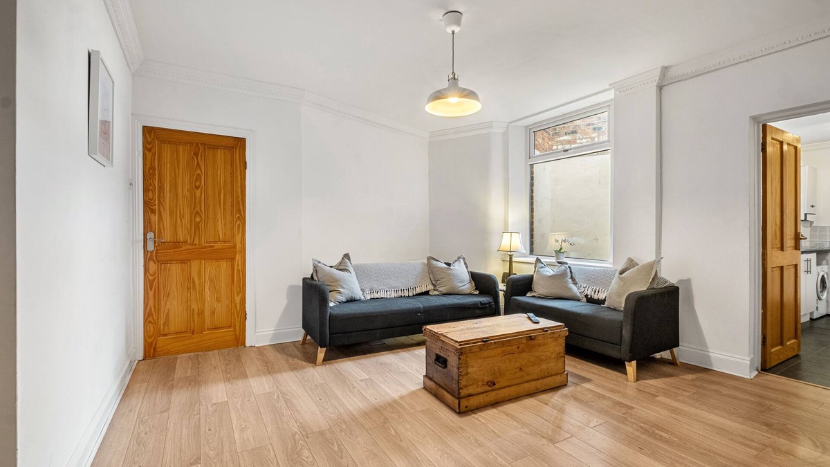 Heaton Apartment | Huge serviced Apartment with free parking.