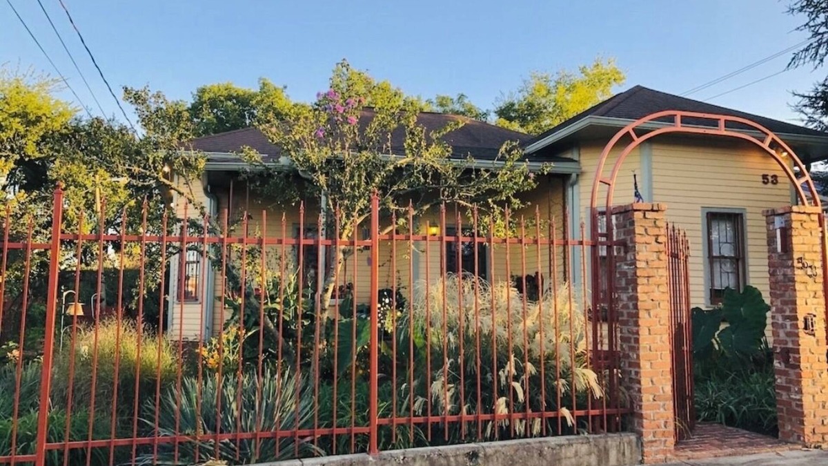 Rolling Mill Hill House | Huge Space for 10 & pets Gated for 6 cars;15 min walk to B’way; Pickle-ball ct