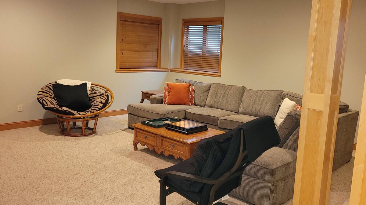 Shorewood House | HUGE space with room to spread out! Close to Excelsior and Lake Minnetonka.