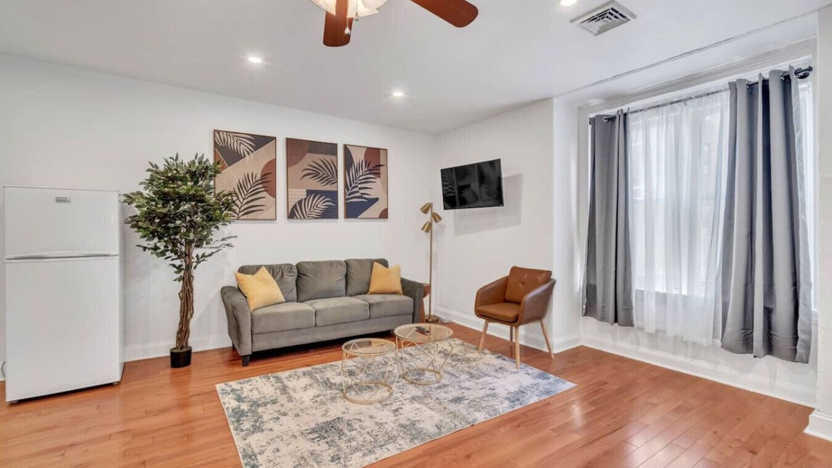 Center City West Apartment | Huge & Sunny 1/1 in Center City