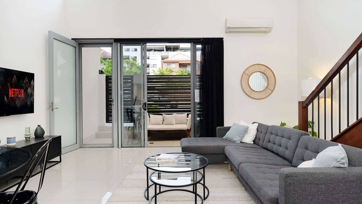 Wooloowin House | Huge Townhouse|5km to City & Airport|3 Bathrooms