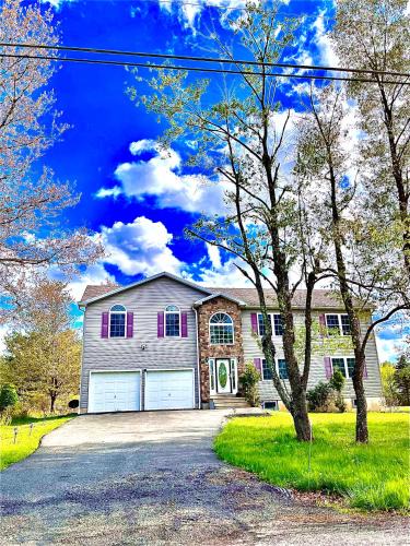 Long Pond Villa | Huge villa in the hearth of Poconos near all.