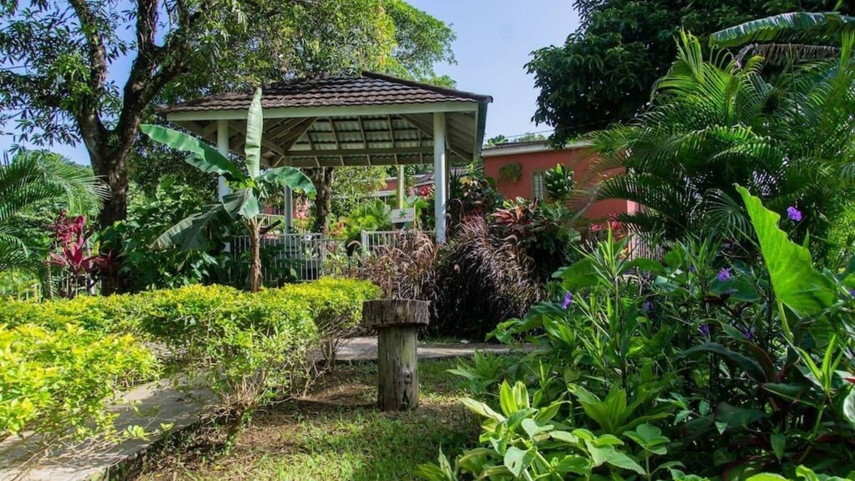 Port Antonio Villa | Huge villa on two acres of grounds; close to beaches