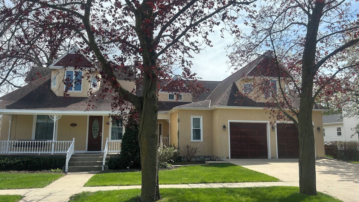 Lake Geneva House | HUGE walk to lake/downtown pets OK tons of gathering space