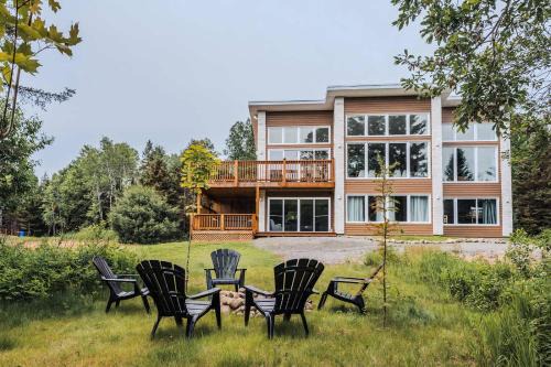 Riviere-Rouge House | Huge Waterfront Modern Cottage on the Rouge River