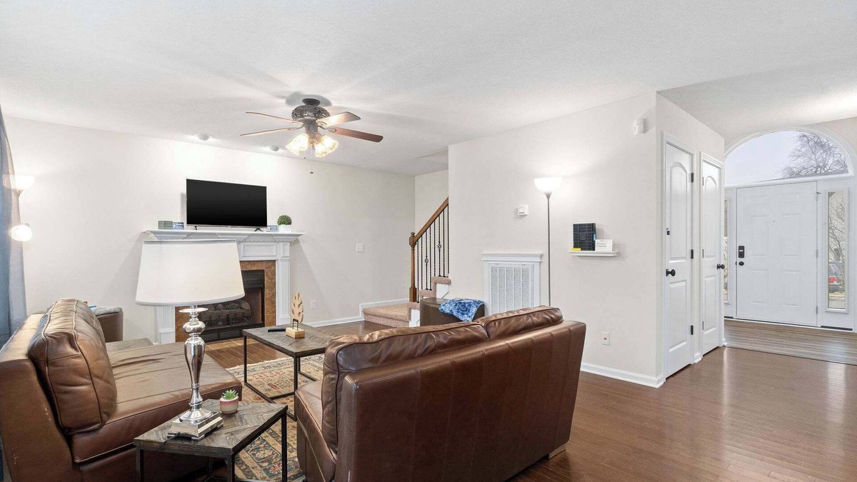 Clarksville House | Huge Yard&Deck! Mins to Airport - Beds on Brewster