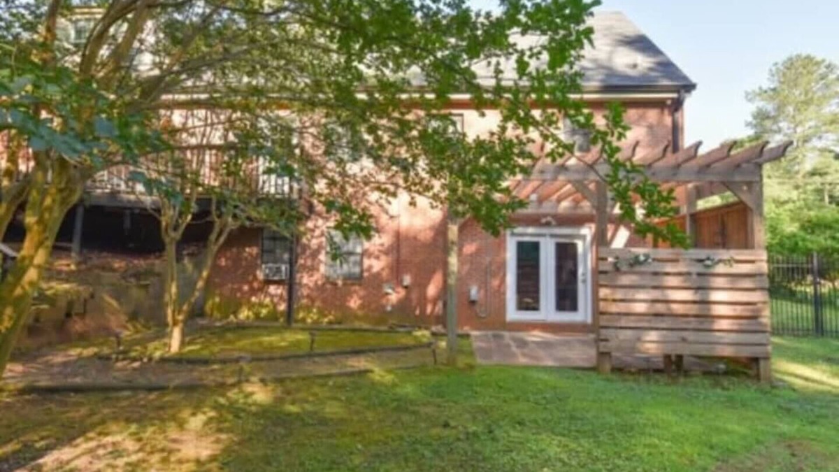 Athens House | Huge Yard & Mins to UGA - The Glory Glory Doghouse