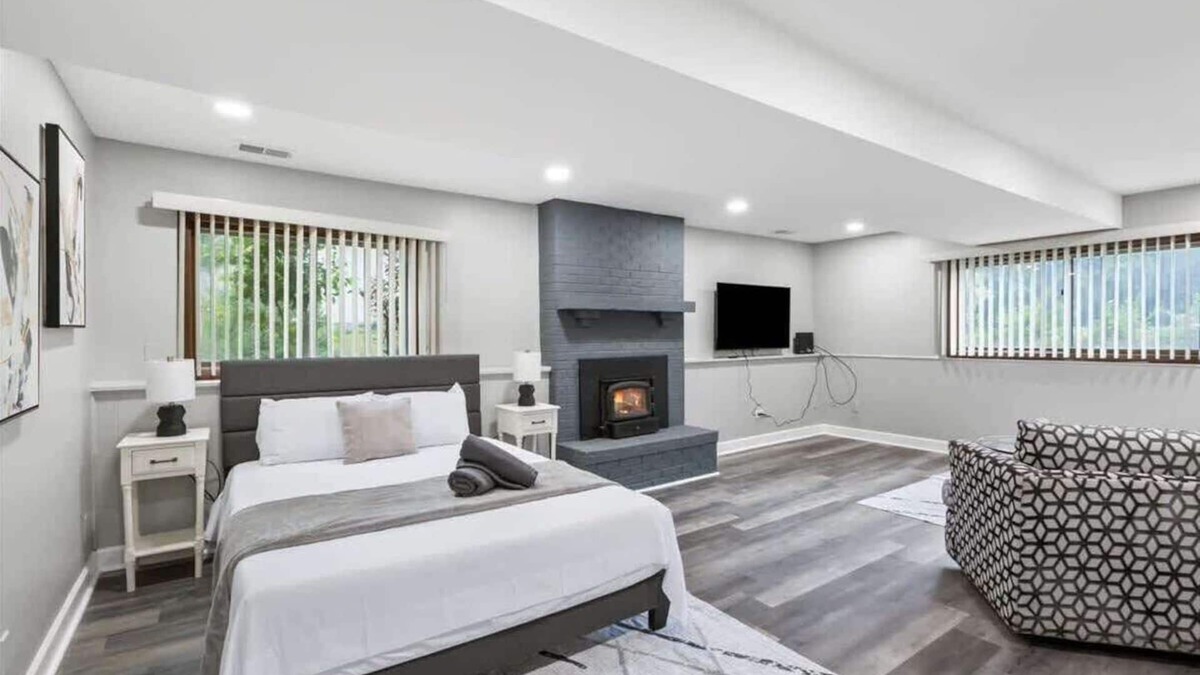 St. Charles House | Huge Yard + Patio + King | LCP Collection