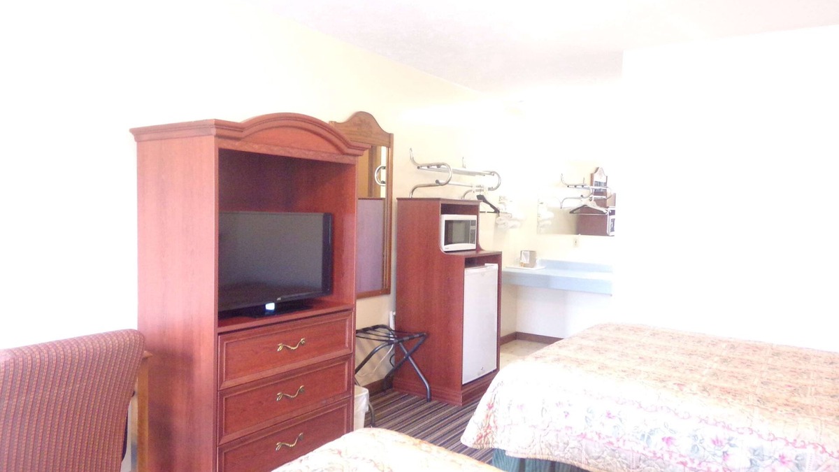 Warren Hotel | Huggy Bear Motel