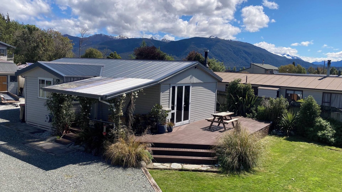 Te Anau House | Hui Hui House-Family friendly Holiday Home- The gate way to Milford & Fiordland.