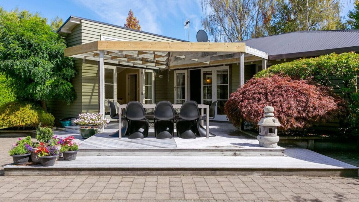 Taupo House | Huia Haven | Charming Garden Stay with King Suite & Rustic Elegance