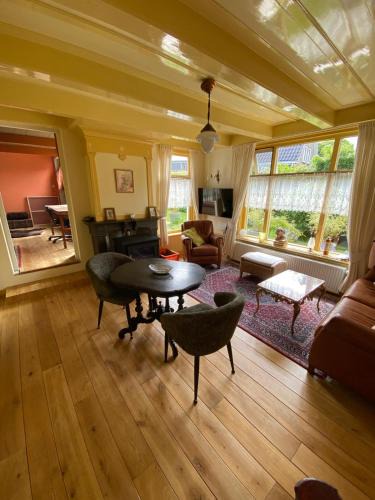 Marrum Apartment | Huis in Marrum uit 1880 met grote tuin.