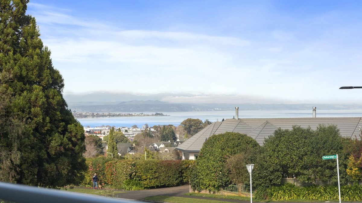 Rangatira Park Cottage | Huka Heights - Taupo Holiday Home