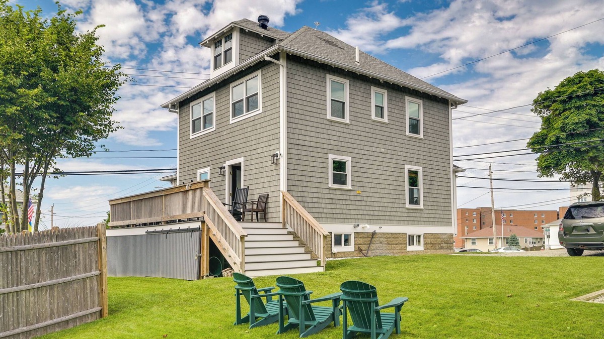 Hull House | Hull Home Close to Beaches: Yard + Furnished Deck!